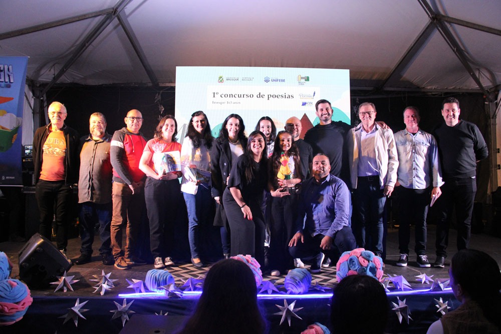 Vencedores do 1º Concurso de Poesias da CDL Brusque são premiados