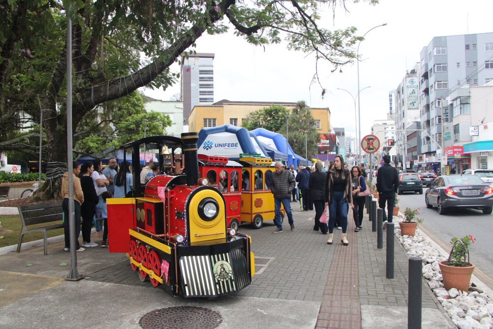 Sábado Fácil leva famílias para a praça Barão de Schneeburg