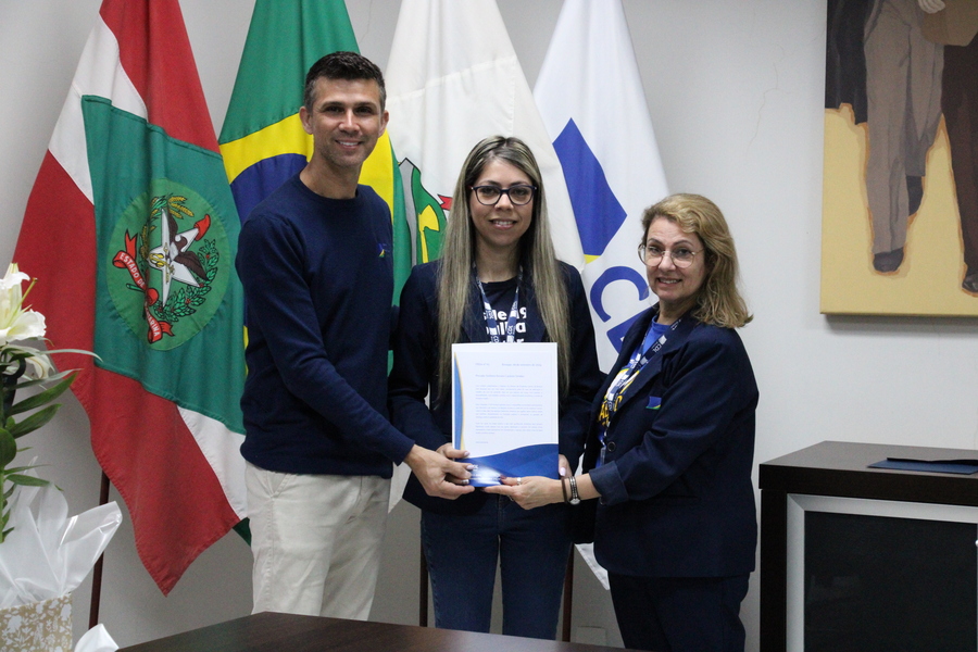 CDL Brusque homenageia colaboradora pelos cinco anos de trabalho na entidade