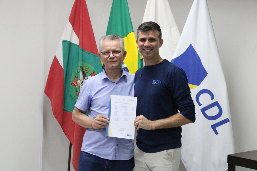 CDL Brusque homenageia gestor executivo pelos cinco anos de trabalho na entidade