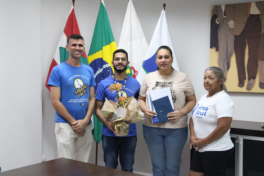 Colaboradora recebe homenagem da CDL Brusque pelos cinco anos de trabalho na entidade