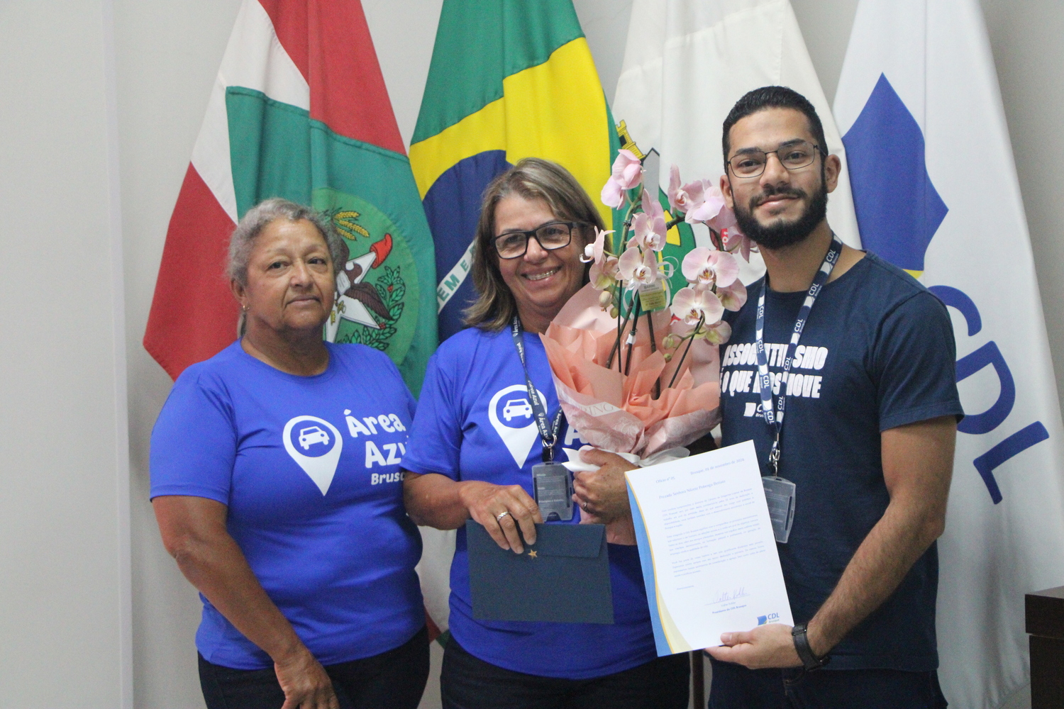 CDL Brusque homenageia colaboradora pelos cinco anos de trabalho na entidade