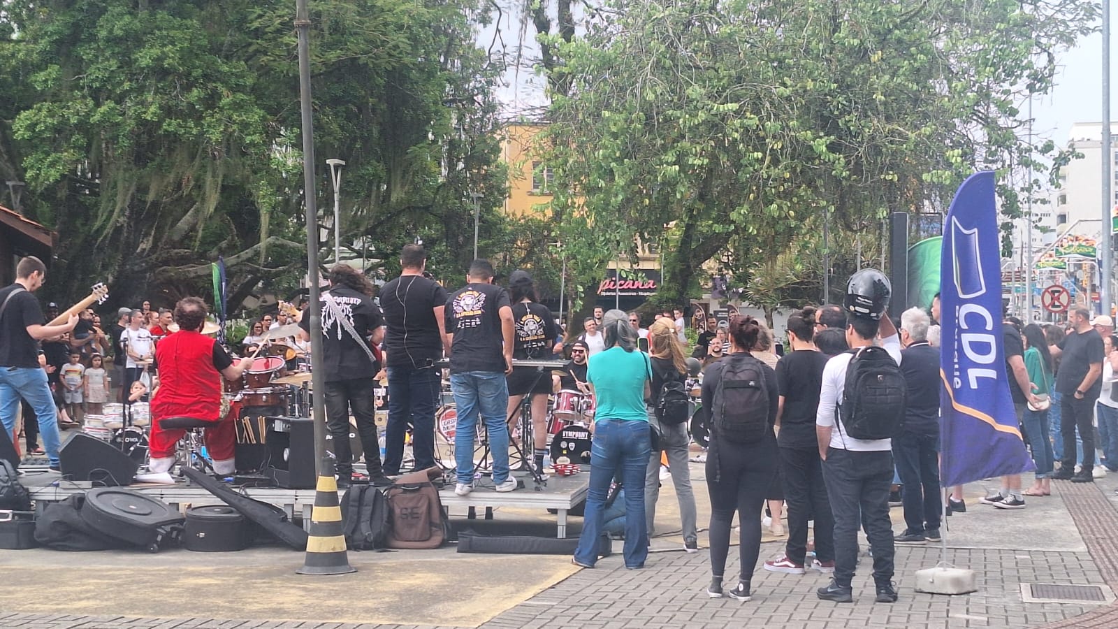 Sábado Fácil encerra edições de 2025 com apresentação inédita de orquestra de baterias em Brusque